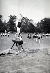 Magyarország,Szentendrei-sziget, Tahitótfalu, a Budapesten működő német birodalmi iskola sportrendezvénye a Pokol csárda melletti sportpályán., 1941, Sattler Katalin, torna, tornaszer, mutatvány, Fortepan #146319