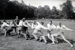 Magyarország,Szentendrei-sziget, Tahitótfalu, a Budapesten működő német birodalmi iskola sportrendezvénye a Pokol csárda melletti sportpályán., 1941, Sattler Katalin, kötélhúzás, Fortepan #146321