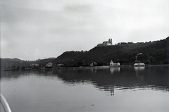 Magyarország,Balaton, szemben a Tihanyi-félsziget, előtérben a hajóállomás, fenn a Bencés Apátság, 1941, Sattler Katalin, Fortepan #146327