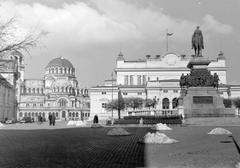 Bulgária, Szófia, Nemzetgyűlés tér, II. Sándor orosz cár lovas szobra, mögötte a bolgár parlament, balra az Alekszandr Nyevszkij-székesegyház., 1959, Szent-tamási Mihály, Bazilika, neoreneszánsz, országház, lovas szobor, székesegyház, cirill írás, nemzeti jelkép, II. Sándor-ábrázolás, Konstantin Jovanović-terv, neo-bizánci építészet, Bolgár ortodox egyház, Alexander Pomerantsev-terv, Fortepan #14636