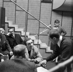 Hungary, Budapest VIII., a Magyar Rádió 14-es stúdiója, baloldalt Téry Árpád és Gáti György, az asztalnál háttal Darvas Iván, szemben Bárdy György, jobbra Kállai Ferenc színművészek., 1962, Szalay Zoltán, Budapest, Hungarian Radio, Fortepan #146439