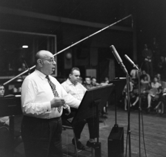 Magyarország, Budapest VIII., a Magyar Rádió stúdiója, Székely Mihály és Réti József operaénekesek., 1960, Szalay Zoltán, mikrofon, stúdió, Budapest, Magyar Rádió, mikrofonállvány, Fortepan #146479