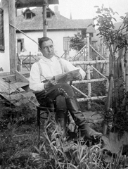 Hungary, ifj. Francsek Imre építész., 1925, Saly Noémi, portrait, garden, reading, newspaper, man, boots, leg over leg, Fortepan #14658