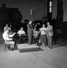 Magyarország, Budapest VIII., a Magyar Rádió 6-os stúdiója, ifj. Magyari Imre és népi zenekara játszik, Józsa Ibolya és Hámori Imre énekel., 1960, Szalay Zoltán, hegedű, nagybőgő, cimbalom, Budapest, Magyar Rádió, énekes, Fortepan #146602