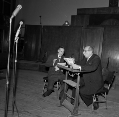 Magyarország, Budapest VIII., a Magyar Rádió 6-os stúdiója a Magyar Rádió szilveszteri műsorának felvételekor. Benedek Tibor és Balázs Samu színművészek., 1958, Szalay Zoltán, stúdió, Budapest, Magyar Rádió, Fortepan #146604