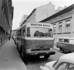 Magyarország, Budapest VII., Hársfa utca, a Madách Színház hátsó bejáratától a Dob utca felé nézve., 1974, Szalay Zoltán, Mercedes-márka, Budapest, Fortepan #146634