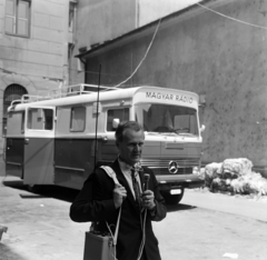 Magyarország, Budapest VIII., Bródy Sándor utca 5-7., a Magyar Rádió udvara. Meixner Mihály a Magyar Rádió szerkesztője., 1968, Szalay Zoltán, autóbusz, Mercedes-márka, riporter, közvetítőkocsi, Budapest, Magyar Rádió, Fortepan #146635