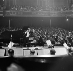 Magyarország, Budapest VI., Király (Majakovszkij) utca, a Zeneakadémia nagyterme. Lukács Ervin karmester és Kocsis Zoltán zongoraművész a Magyar Rádió Országos Beethoven zongoraversenyének győztese., 1970, Szalay Zoltán, Budapest, Fortepan #146656