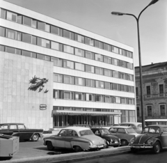 Magyarország, Budapest VIII., Pollack Mihály tér, a Magyar Rádió központi irodaépülete. A falon Somogyi József szobrászművész alkotása: Kompozíció (1969)., 1970, Szalay Zoltán, Wartburg 311/312, Trabant 601, Fiat 500, GAZ 13 Csajka, Volkswagen Bogár, Budapest, Magyar Rádió, Fortepan #146726