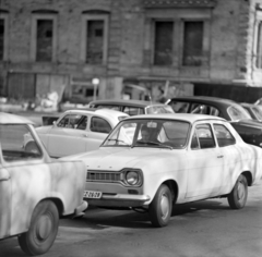 Magyarország, Budapest VIII., Pollack Mihály tér, háttérben a Károlyi-palota., 1968, Szalay Zoltán, Ford-márka, Budapest, Ford Escort MK1, Fortepan #146728