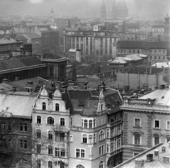 Magyarország, Budapest VIII., Pollack Mihály tér, kilátás a Magyar Rádió központi irodaépületéről. Előtérben a Bródy Sándor utca - Puskin utca saroképületei, a jobb alsó sarokban a Festetics palota tetőzetének részlete látszik. A háttérben a Rákóczi úti Georgia lakóház az órával, még hátrább a Bazilika kupolája és tornyai., 1970, Szalay Zoltán, Budapest, Magyar Rádió, Fortepan #146733