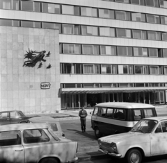 Magyarország, Budapest VIII., Pollack Mihály tér, a Magyar Rádió központi irodaépülete. A falon Somogyi József szobrászművész alkotása: Kompozíció (1969)., 1970, Szalay Zoltán, Trabant 601, Budapest, Magyar Rádió, Ford Escort MK1, Fortepan #146734