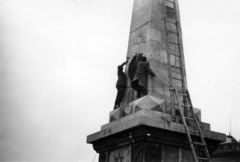 Magyarország, Budapest XI., Szent Gellért tér, a szovjet címer eltávolítása a szovjet hősi emlékműről., 1956, Klausz Ádám, forradalom, létra, címer, Budapest, jelképrombolás, Fortepan #146969