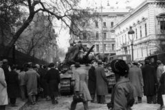 Magyarország, Budapest VIII., Pollack Mihály tér, szemben a Bródy Sándor utca és a Puskin utca kereszteződése, balra a Múzeumkert kerítése., 1956, Klausz Ádám, kalap, tömeg, forradalom, harckocsi, gázlámpa, T-34 tank, magyar katona, Budapest, Fortepan #146973