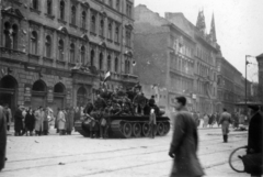 Magyarország, Budapest VIII., József körút a Baross utcától a Krúdy utca torkolata felé nézve., 1956, Klausz Ádám, zászló, felkelő, forradalom, harckocsi, épületkár, T-34 tank, Budapest, Fortepan #146974