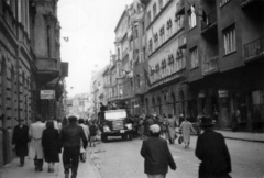 Magyarország, Budapest VIII., Somogyi Béla (Rökk Szilárd) utca a Gutenberg tértől a Blaha Lujza tér felé nézve., 1956, Klausz Ádám, forradalom, zöldséges, kárpitos, Budapest, Csepel 344, Fortepan #146979