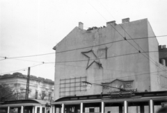 Magyarország, Budapest VIII., Kálvin tér, tűzfal a Múzeum utca és a Baross utca között., 1956, Klausz Ádám, forradalom, villamos, vörös csillag, Budapest, Fortepan #146980