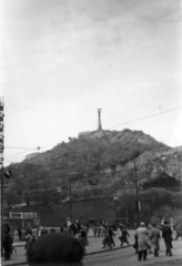 Magyarország, Budapest XI., Szent Gellért tér, balra a Gellért Szálló terasza, fenn a Gellért-hegyen a Felszabadulási Emlékmű, jobbra a Sziklatemplom., 1956, Klausz Ádám, forradalom, Budapest, Fortepan #146981