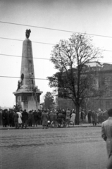 Magyarország, Budapest XI., Szent Gellért tér, a vörös csillag és a szovjet címer eltávolítása a szovjet hősi emlékműről., 1956, Klausz Ádám, forradalom, létra, bámészkodás, Budapest, Fortepan #146991