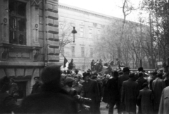 Magyarország, Budapest VIII., Múzeumkert és a Magyar Nemzeti Múzeum a Bródy Sándor utcából, a Pollack Mihály tér sarkán álló Festetics palota mellől nézve., 1956, Klausz Ádám, forradalom, címer, T-34 tank, címfestő, Kossuth címer, Budapest, Fortepan #146994