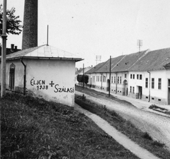 Magyarország, Szeged, Kis-Tisza utca, hajósgazda házak, Szálasit éltető felirat nyilaskereszttel., 1943, Négyesi Pál, graffiti, nyilaskereszt, Fortepan #14712