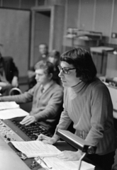 Hungary, Budapest VIII., a Magyar Rádió stúdiója, előtérben Elek Judit filmrendező és forgatókönyvíró., 1973, Szalay Zoltán, glasses, Budapest, Hungarian Radio, long-haired, Fortepan #147127