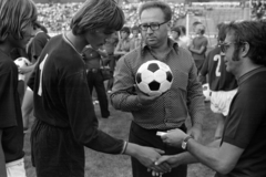 Magyarország, Budapest IX., Üllői út, FTC stadion. Bácsi kérem, hol lehet itt focizni? A Magyar Rádió és a Képes Sport labdarúgó tehetségkutató akciójának zárónapja, a győztes csapat tagjai átveszik az érmeket. Mintás ingben László György az egyik főszervező, a rádió szórakoztató osztályának vezetője, 1974, Szalay Zoltán, Budapest, Fortepan #147173