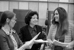 Hungary, Budapest VIII., a Magyar Rádió stúdiója Hubay Miklós Párkák című hangjátékának felvételén. Bodnár Erika, Kohut Magda és Pécsi Ildikó színművészek., 1973, Szalay Zoltán, Budapest, Hungarian Radio, Fortepan #147197