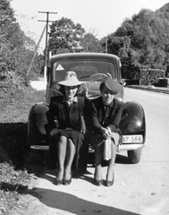 1941, Négyesi Pál, number plate, girls'n'cars, sitting on a car, Fortepan #14759