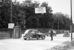 Hungary, Budapest környéke. Az ország már átállt a jobb oldali közlekedésre, Budapest és körzete még nem., 1941, Négyesi Pál, traffic, gendarme, automobile, Drive on the right, Fortepan #14763