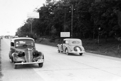 Hungary, Budapest környéke. Az ország már átállt a jobb oldali közlekedésre, Budapest és körzete még nem. Fiat 1100 B típusu fekete személygépkocsi, 1941, Négyesi Pál, Fiat-brand, Italian brand, automobile, Drive on the right, Fortepan #14766