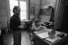 Magyarország, Budapest VIII., a Magyar Rádió elektronikus zenei stúdiója, Horváth István hangmérnök és ifj. Kurtág György zeneszerző., 1977, Szalay Zoltán, stúdió, Budapest, Magyar Rádió, keverőpult, Fortepan #147994