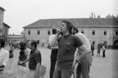 Magyarország, Óbuda, Budapest III., Fő tér, Rényi Tamás rendező, háttérben takarva Lukács Lóránt operatőr., 1974, Szalay Zoltán, Budapest, Fortepan #148028