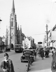 Szerbia, Újvidék, Trg Slobode (eredetileg Ferenc József tér, késöbb Országzászló tér). Szűz Mária Szent Neve-templom (Crkva imena Marijinog)., 1942, Négyesi Pál, kerékpár, templom, villamos, katolikus, neogótika, automobil, Molnár György-terv, Fortepan #14806