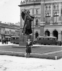 Szerbia, Újvidék, Trg Slobode (eredetileg Ferenc József tér, késöbb Országzászló tér), a Városháza elött Svetozar Miletics szobra., 1942, Négyesi Pál, autóbusz, szobor, középület, Svetozar Miletić-ábrázolás, Ivan Meštrović-terv, Fortepan #14807