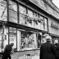 Magyarország, Budapest VII., Baross tér a Rákóczi út és a Rottenbiller utca között üzletsor, a felvétel 1956. október 29-én készült. A kép forrását kérjük így adja meg: Fortepan/Hegyi Zsolt, Balla Demeter felvétele., 1956, Balla Demeter / Hegyi Zsolt jogörökös adománya, forradalom, fotózás, óra-ékszer, fotószaküzlet, Budapest, golyóstoll, képarány: négyzetes, Fortepan #148103