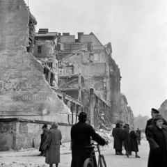 Magyarország, Budapest VII., a Rákóczi út 1956. október 29-én, a Szövetség utcától a Keleti pályaudvar felé nézve. Balra a Magyar Divatcsarnok romjai. A kép forrását kérjük így adja meg: Fortepan/Hegyi Zsolt, Balla Demeter felvétele., 1956, Balla Demeter / Hegyi Zsolt jogörökös adománya, kerékpár, forradalom, épületkár, Budapest, képarány: négyzetes, Fortepan #148106