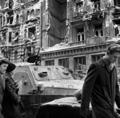 Magyarország, Budapest VII., Rákóczi út, kiégett szovjet BTR-152 páncélozott lövészszállító jármű 1956. október 29-én. Háttérben jobbra a Rákóczi út 54., a Népszava szerkesztőségének romos épülete. A kép forrását kérjük így adja meg: Fortepan/Hegyi Zsolt, Balla Demeter felvétele., 1956, Balla Demeter / Hegyi Zsolt jogörökös adománya, páncélautó, forradalom, járműroncs, épületkár, BTR 152, BTR 40, Budapest, képarány: négyzetes, Fortepan #148109