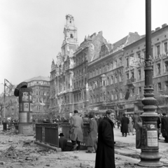 Magyarország, Budapest VII., Erzsébet (Lenin) körút a Rákóczi út felől a Dohány utca felé nézve, szemben a New York palota. A felvétel 1956. október 29-én készült. A kép forrását kérjük így adja meg: Fortepan/Hegyi Zsolt, Balla Demeter felvétele., 1956, Balla Demeter / Hegyi Zsolt jogörökös adománya, dohányzás, forradalom, hirdetőoszlop, svájcisapka, nyilvános WC, épületkár, taxiállomás, Budapest, képarány: négyzetes, Fortepan #148110