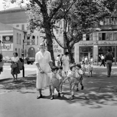 Magyarország, Budapest V., Vörösmarty tér a Vigadó utca felé nézve. A kép forrását kérjük így adja meg: Fortepan/Hegyi Zsolt, Balla Demeter felvétele., 1960, Balla Demeter / Hegyi Zsolt jogörökös adománya, Budapest, gyerekek, séta, kézenfogva, óvónő, Fortepan #148120