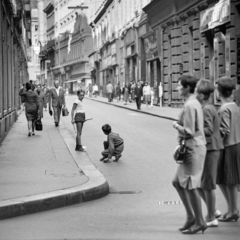 Magyarország, Budapest V., Párizsi utca a Váci utca felől a Városház utca felé nézve. A kép forrását kérjük így adja meg: Fortepan/Hegyi Zsolt, Balla Demeter felvétele., 1968, Balla Demeter / Hegyi Zsolt jogörökös adománya, Budapest, játék, fiúk, utcakép, Fortepan #148123