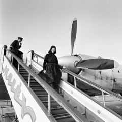 Magyarország, Ferihegyi (ma Liszt Ferenc) repülőtér, Budapest XVIII., A kép forrását kérjük így adja meg: Fortepan/Hegyi Zsolt, Balla Demeter felvétele., 1965, Balla Demeter / Hegyi Zsolt jogörökös adománya, repülőgép, Iljusin-márka, MALÉV légitársaság, Iljusin IL-18, Budapest, Fortepan #148128