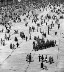 Magyarország, Budapest XIV., Ötvenhatosok tere (Felvonulási tér). A kép forrását kérjük így adja meg: Fortepan/Hegyi Zsolt, Balla Demeter felvétele., 1960, Balla Demeter / Hegyi Zsolt jogörökös adománya, Budapest, járókelő, katonaság, Fortepan #148133