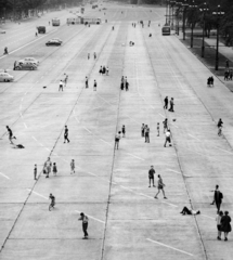 Magyarország, Budapest XIV., Ötvenhatosok tere (Felvonulási tér). A kép forrását kérjük így adja meg: Fortepan/Hegyi Zsolt, Balla Demeter felvétele., 1964, Balla Demeter / Hegyi Zsolt jogörökös adománya, Budapest, játék, labda, járókelő, Fortepan #148134