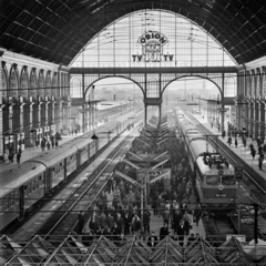 Magyarország, Budapest VIII., Keleti pályaudvar, csarnok. A kép forrását kérjük így adja meg: Fortepan/Hegyi Zsolt, Balla Demeter felvétele., 1970, Balla Demeter / Hegyi Zsolt jogörökös adománya, MÁV V43 sorozat, villanymozdony, Budapest, madártávlat, reklám, Orion-márka, szerkezet, Fortepan #148151