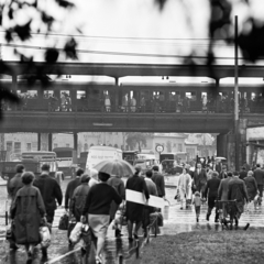 Magyarország, Budapest X., Kőbánya alsó vasútállomás a Liget (Zalka Máté) térről a Kőbányai út felé nézve. A kép forrását kérjük így adja meg: Fortepan/Hegyi Zsolt, Balla Demeter felvétele., 1960, Balla Demeter / Hegyi Zsolt jogörökös adománya, Budapest, járókelő, gyalogátkelő, esernyő, Fortepan #148157