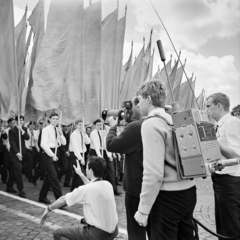 Magyarország, Budapest XIV., Ötvenhatosok tere (Felvonulási tér), május 1-i felvonulás. Jobbról a második Gát György későbbi filmrendező, az operatőr Mezei István. A kép forrását kérjük így adja meg: Fortepan/Hegyi Zsolt, Balla Demeter felvétele., 1968, Balla Demeter / Hegyi Zsolt jogörökös adománya, Budapest, zászló, háton hordozni, filmkamera, Fortepan #148159