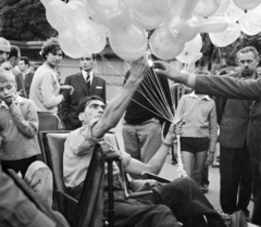 Magyarország, Városliget,Vidámpark, Budapest XIV., A kép forrását kérjük így adja meg: Fortepan/Hegyi Zsolt, Balla Demeter felvétele., 1968, Balla Demeter / Hegyi Zsolt jogörökös adománya, Budapest, kerekesszék, léggömb, Fortepan #148163