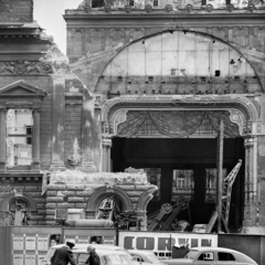 Magyarország, Budapest VIII., Blaha Lujza tér, a Nemzeti Színház bontása. A kép forrását kérjük így adja meg: Fortepan/Hegyi Zsolt, Balla Demeter felvétele., 1965, Balla Demeter / Hegyi Zsolt jogörökös adománya, Budapest, munkatér-határolás, épületbontás, Fortepan #148165