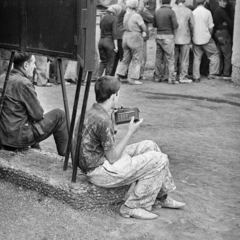 Magyarország, Budapest XI., ebédszünet Kelenföldön. A kép forrását kérjük így adja meg: Fortepan/Hegyi Zsolt, Balla Demeter felvétele., 1968, Balla Demeter / Hegyi Zsolt jogörökös adománya, Budapest, sorbanállás, táskarádió, Sokol-márka, Fortepan #148168